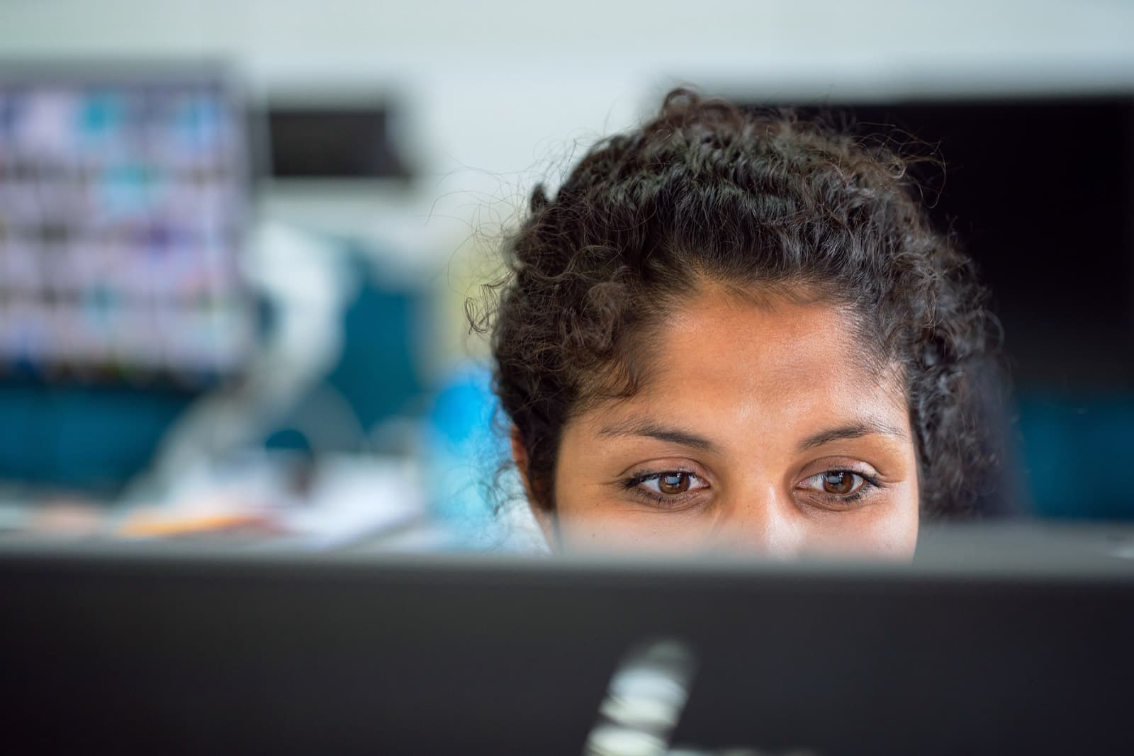 Profissional concentrada diante do monitor, acompanhando indicadores na tela